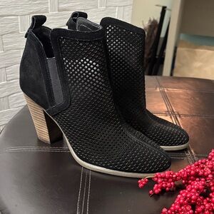 VINCE CAMUTO Black Ankle Boots with Block Heel